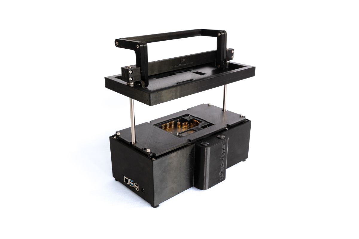 Das autarke System qdTest vereinfacht das Prüfen und Programmieren von Leiterplatten. (© querdenker engineering GmbH)