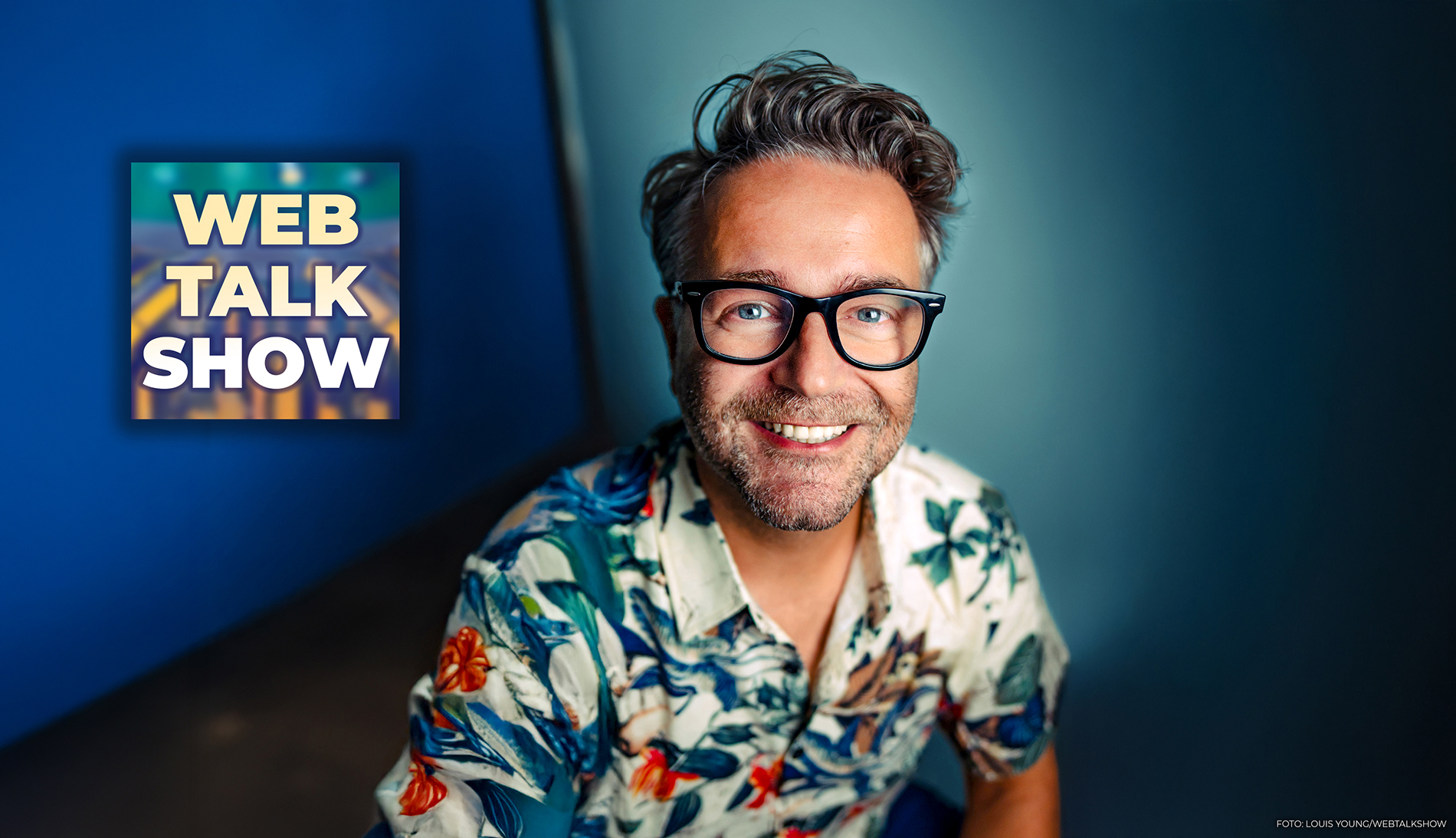 Webtalkshow Moderator Nico Gutjahr, Webtalkshow Logo, Foto Louis Young (Die Bildrechte liegen bei dem Verfasser der Mitteilung.)
