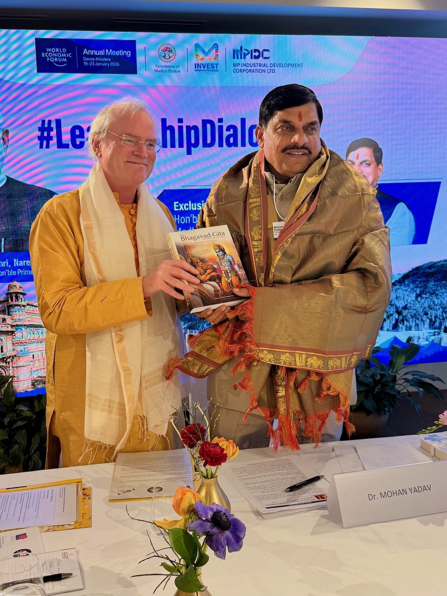 Sukadev Bretz (Yoga Vidya)überreicht als Gastgeschenk sein Buch (Die Bildrechte liegen bei dem Verfasser der Mitteilung.)