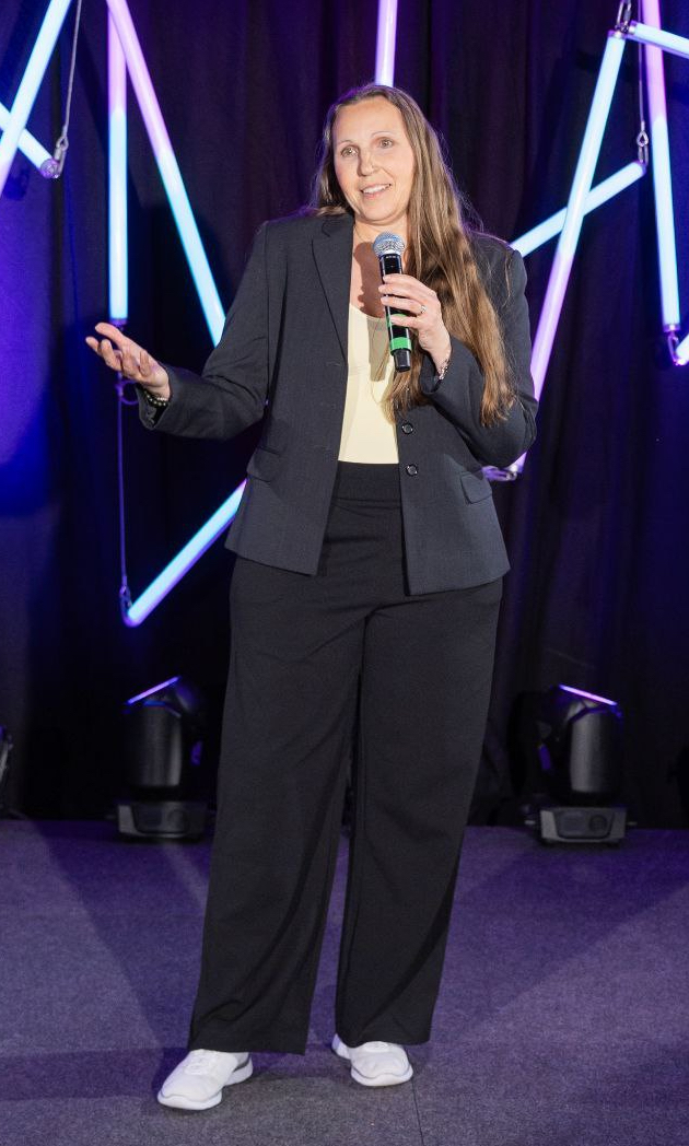 Katja Schöpe beim Internationalen Speaker Slam in Dresden. Foto: Justin Bockey (Die Bildrechte liegen bei dem Verfasser der Mitteilung.)