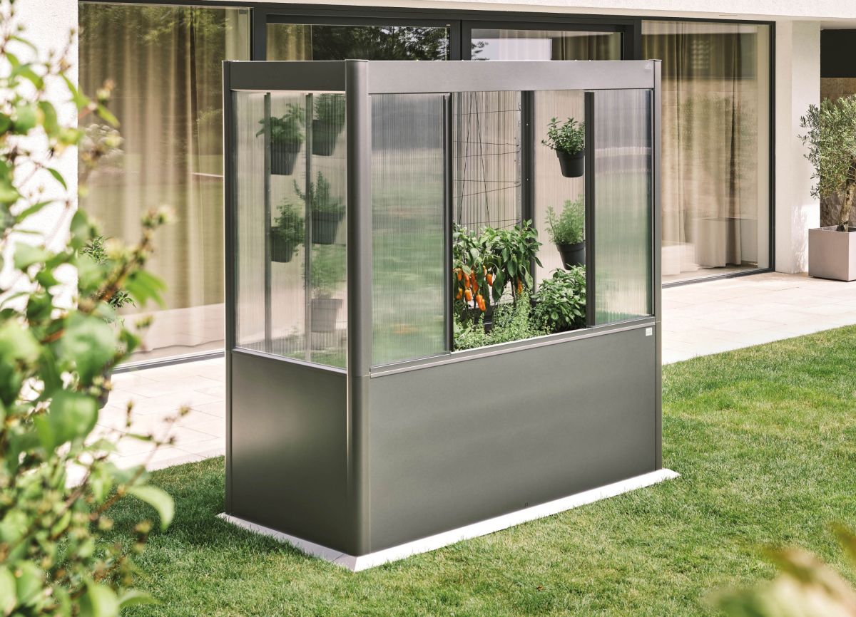 Hochbeet mit Gewächshausaufsatz als platzsparende Gartenlösung (© biohort (Hersteller))