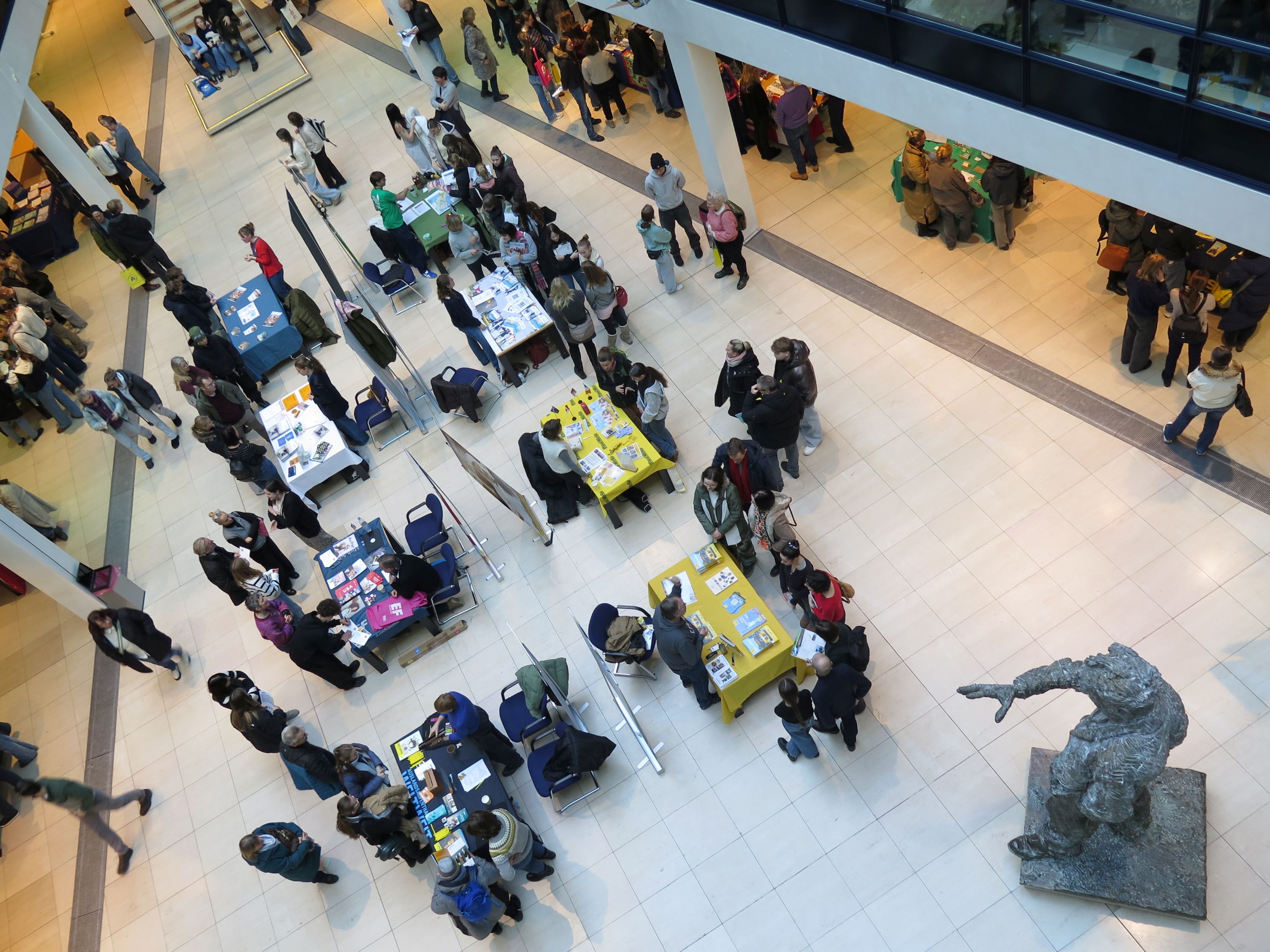 Fernweh? Die JuBi informiert! Hier: Auftaktmesse im Willy-Brandt-Haus in Berlin (Die Bildrechte liegen bei dem Verfasser der Mitteilung.)