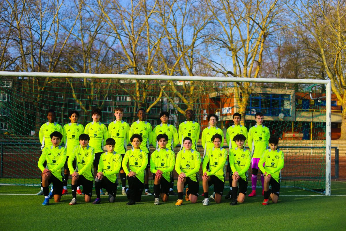 Die B-Jugend des Hörder SC mit ihrem neuen Sponsor Sparkful Media beim gemeinsamen Teamfoto.