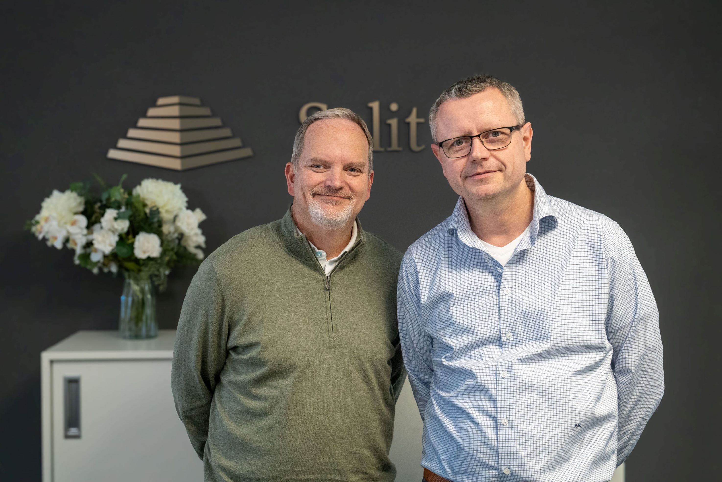 Ken Lewis, CEO der Bullion International Group und Robert Vitye, CEO der SOLIT Group AG freuen sich. (Bildquelle: @SOLIT)