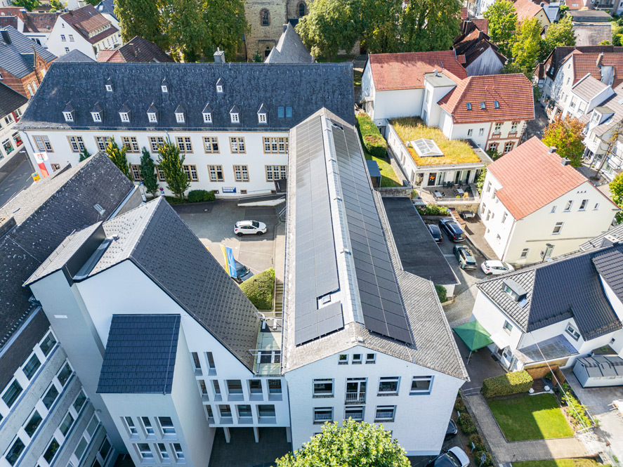 Schwarz. Gold. Steil. - Premiere auf der DACH+HOLZ 2026: alwitra denkt Dach neu (Bildquelle: alwitra/Sven-Erik Tornow)