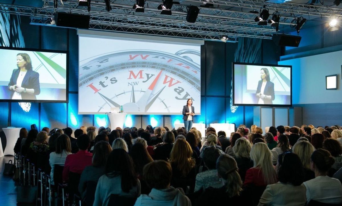 Rednerin Stefanie Voss auf großer Bühne (© Stefanie Voss)
