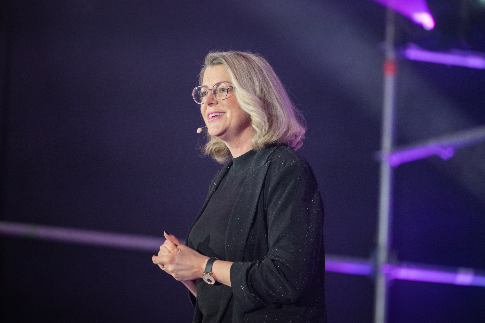 Rebecca Jesske steht als Keynote Speakerin für zukunftsfähiges und selbstbestimmtes Handwerk auf der Bühne