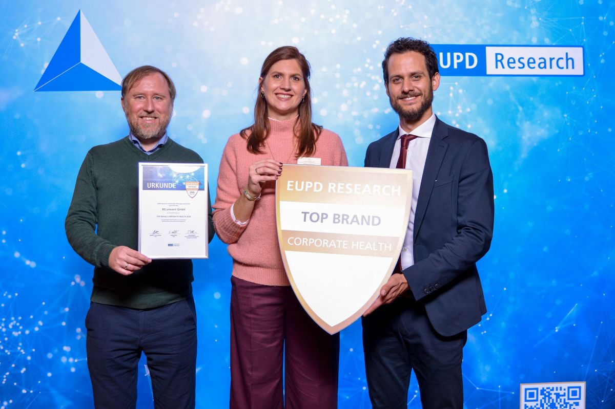 Die Vertreter:innen von BG prevent nehmen die Urkunde entgegen. (© EUPD/Wenski)