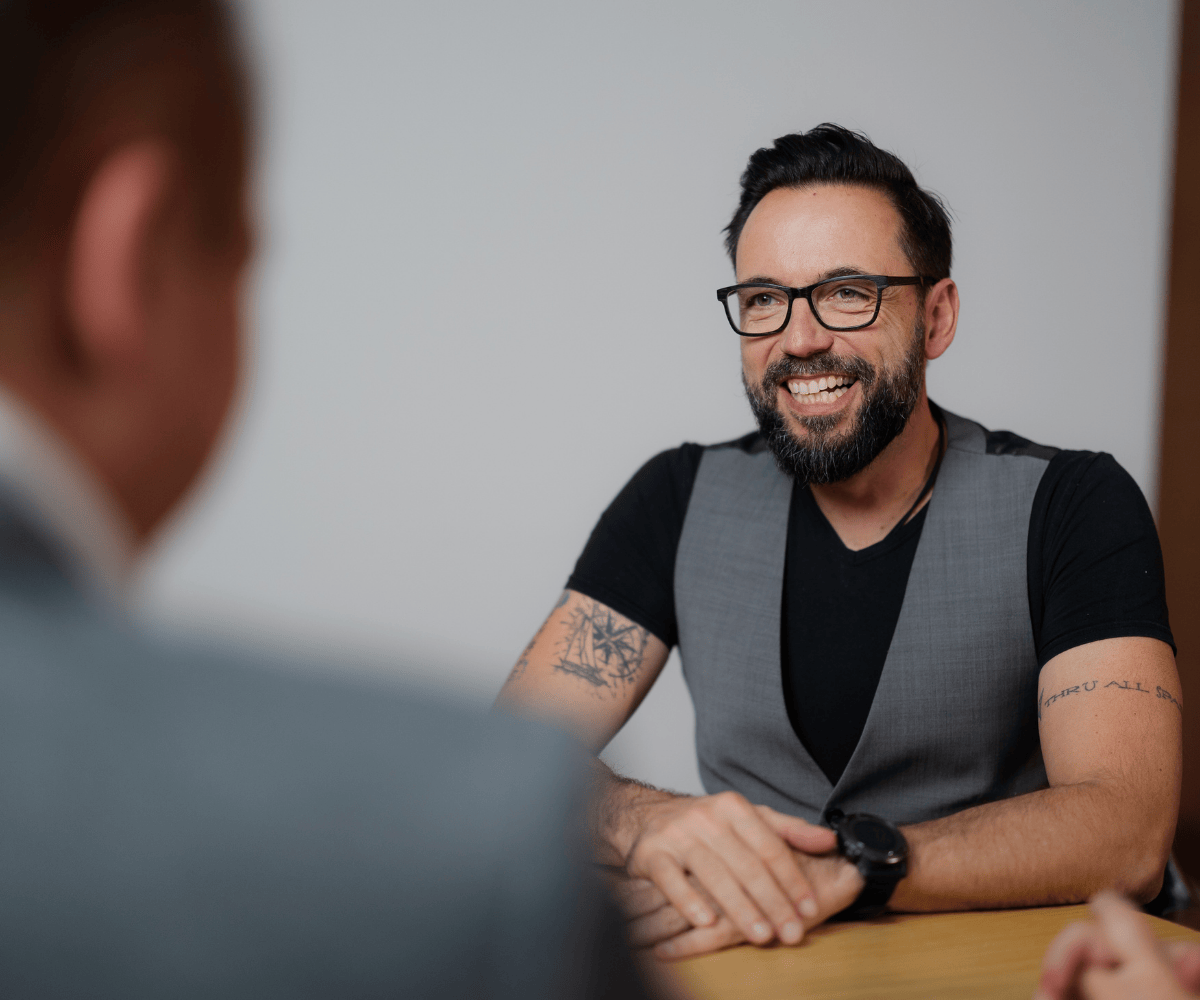 Oliver M. Jacob im Gespräch mit Führungskräften, Foto: Timo Dietz