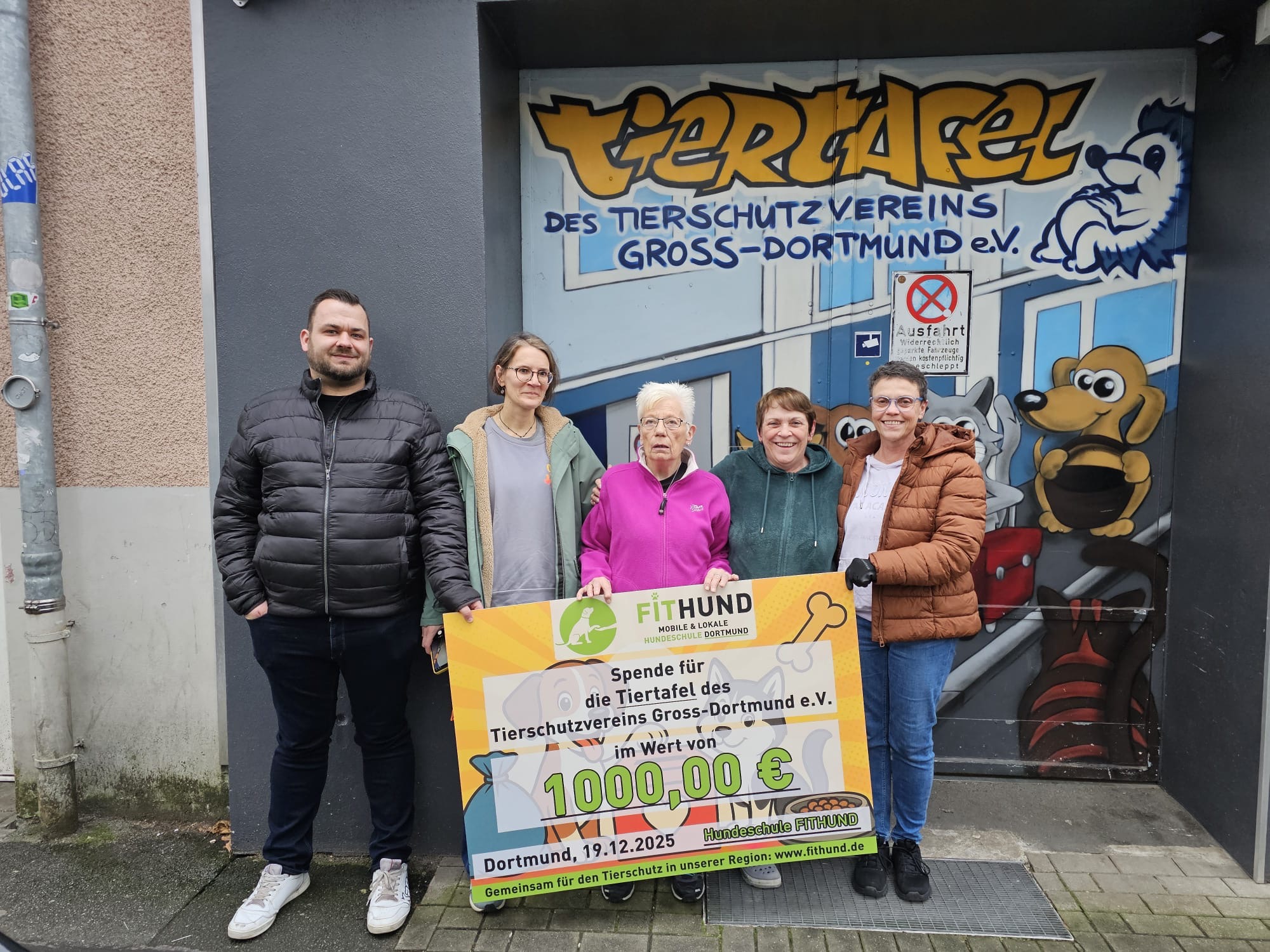 Dortmunder Hundeschule FitHundübergibt den Spendencheck (Die Bildrechte liegen bei dem Verfasser der Mitteilung.)