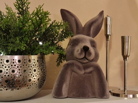 Hasenbüste Ferdi, Osterhase in Grau beflockt, 27 cm, Jola Simer, 31.01.26, tischdeko-online.de