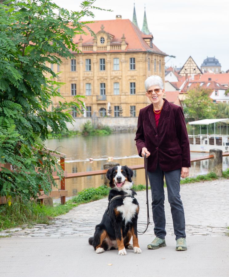 Dr. Beate Forsbach und Verlagsmaskottchen Frieda (© Dr. Beate forsbach)