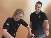 Trainer Carsten Piecha beim Training mit EMS
