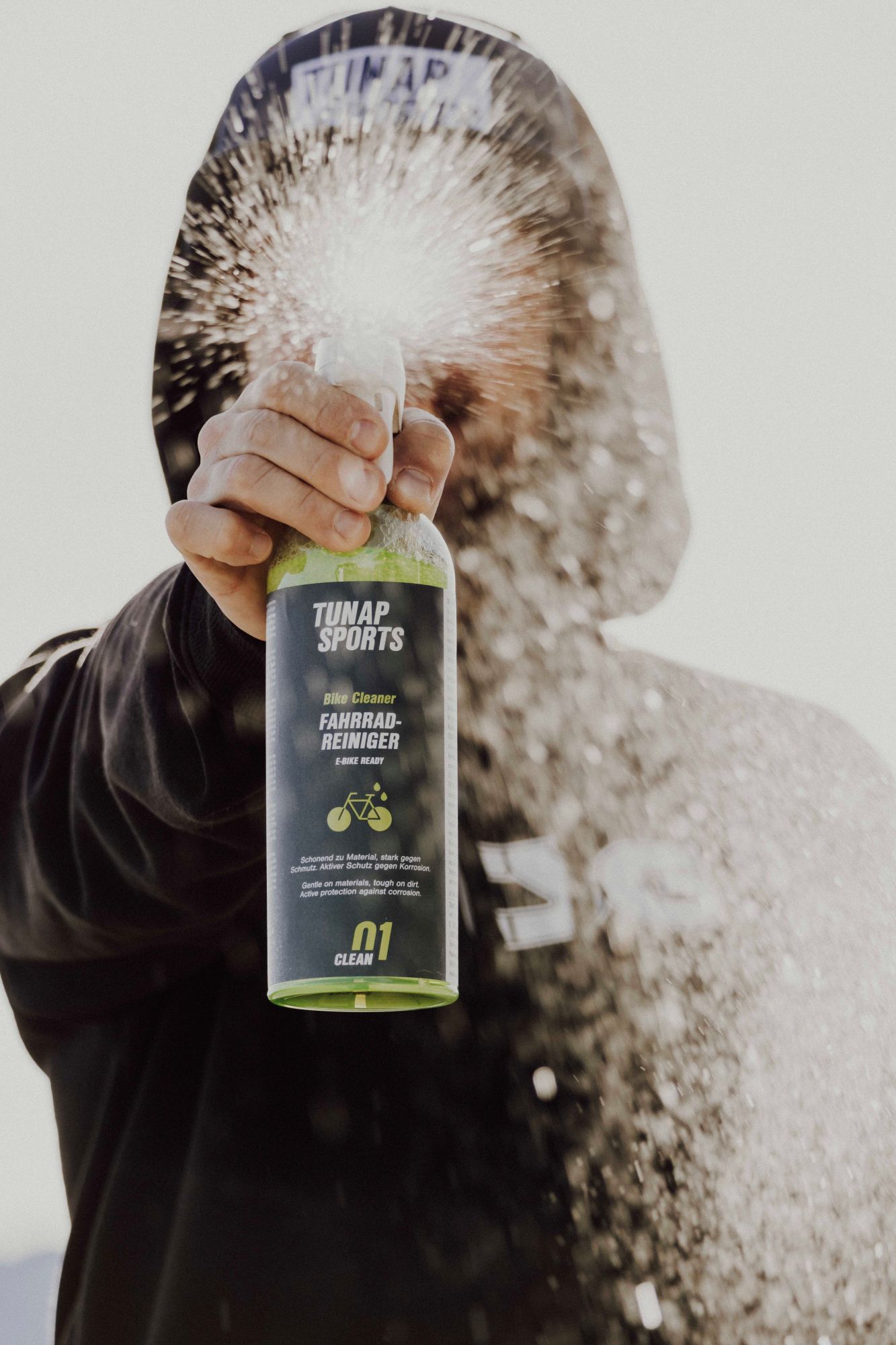 Die kompakte Flasche, hergestellt aus 100 % recyceltem Kunststoff, liegt ergonomisch in der Hand (Die Bildrechte liegen bei dem Verfasser der Mitteilung.)