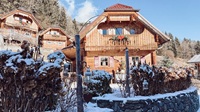 Die wunderschönen Chalets im Winter (Naturdorf Oberkühnreit)