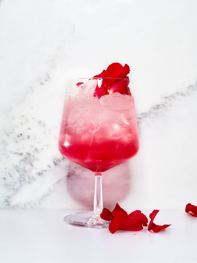 Leckerer Cocktail für den Valentinstag: Staatl. Fachingen Rosenkavalier (© Fachingen Heil- und Mineralbrunnen GmbH / Klaus Arras)