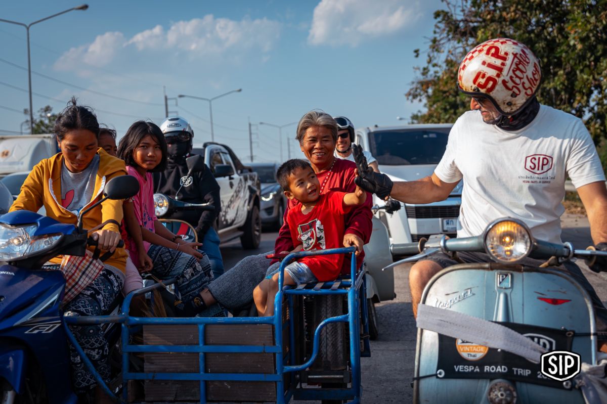 Vespa Begegnungen in Laos (© Ralf Jodl)