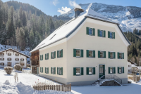 Außenansicht des Bauernhauses 1864 im Winter