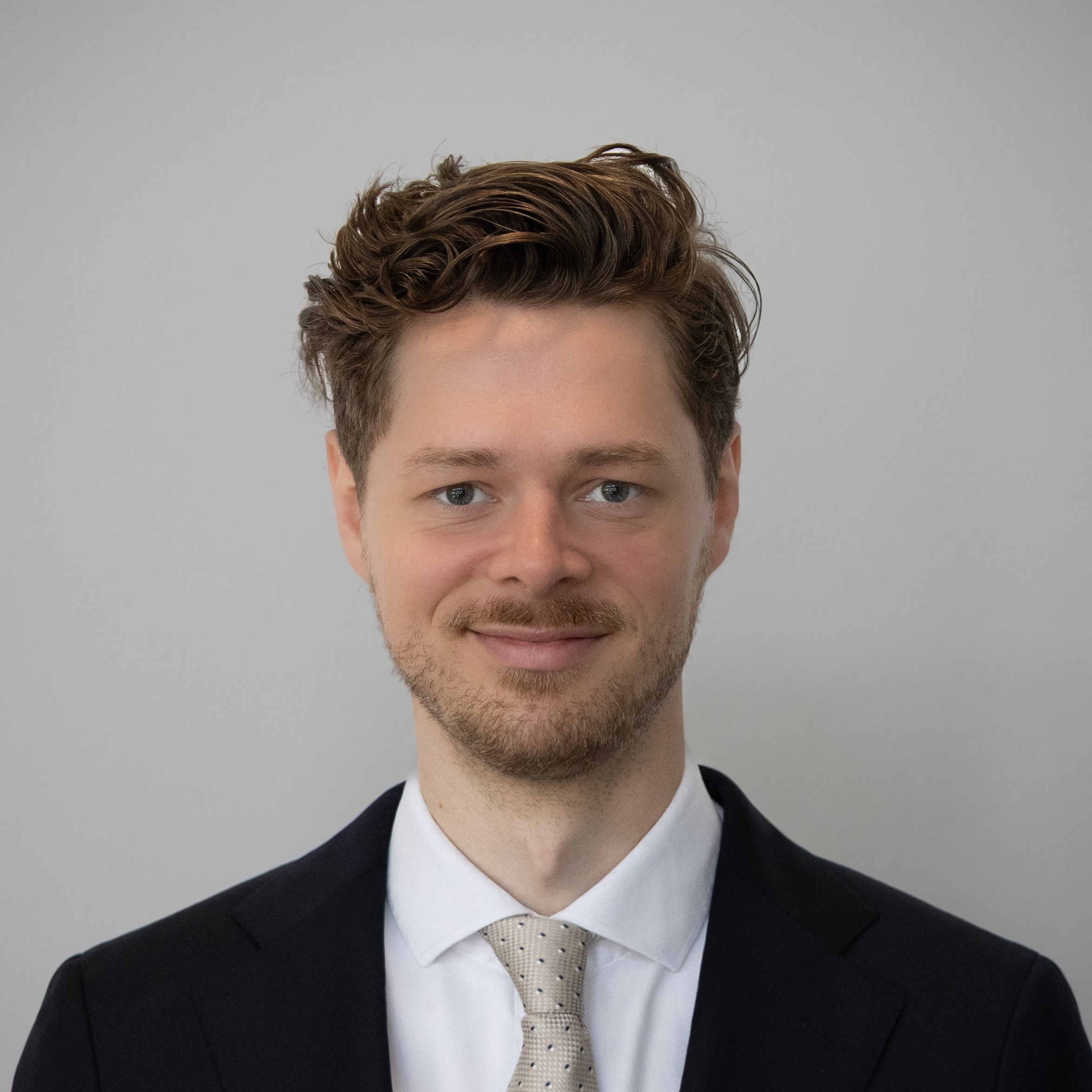 Tobias Stephan, Anwalt für Digitalrecht bei MAINLY, rät betroffenen Unternehmen zu sofortigem Handeln bei der NIS-2-Umsetzung.