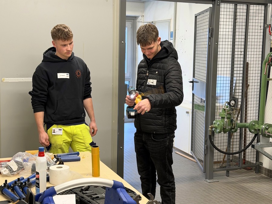 Azubi Johannes (links) zeigt, was einen bei einer Ausbildung beim Rhein-Sieg-Netz erwartet (Die Bildrechte liegen bei dem Verfasser der Mitteilung.)