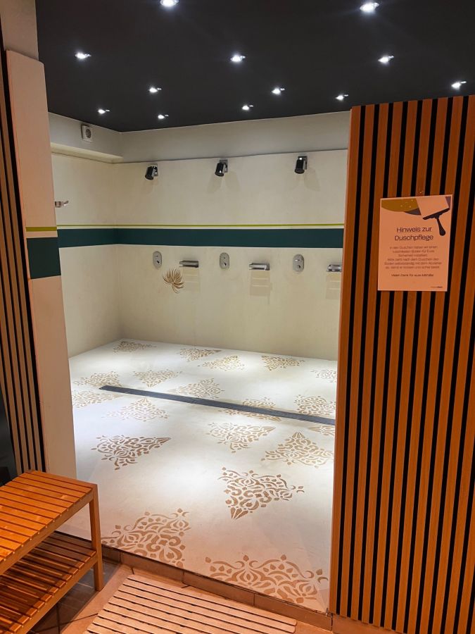 Mikrozementarbeiten im Nassbereich, versetzt mit Ornamenten und farblich auf die Logofarben abgestim (© )