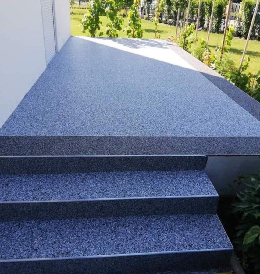 Steinteppich-Terrasse Grau/Anthrazit  mit Trepenaufgang  (© )