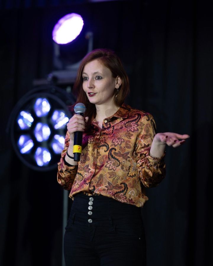 Maria Hennig als Speakerin beim internationalen Speakerslam in Radebeul - Fotograf: Justin Bockey (© )