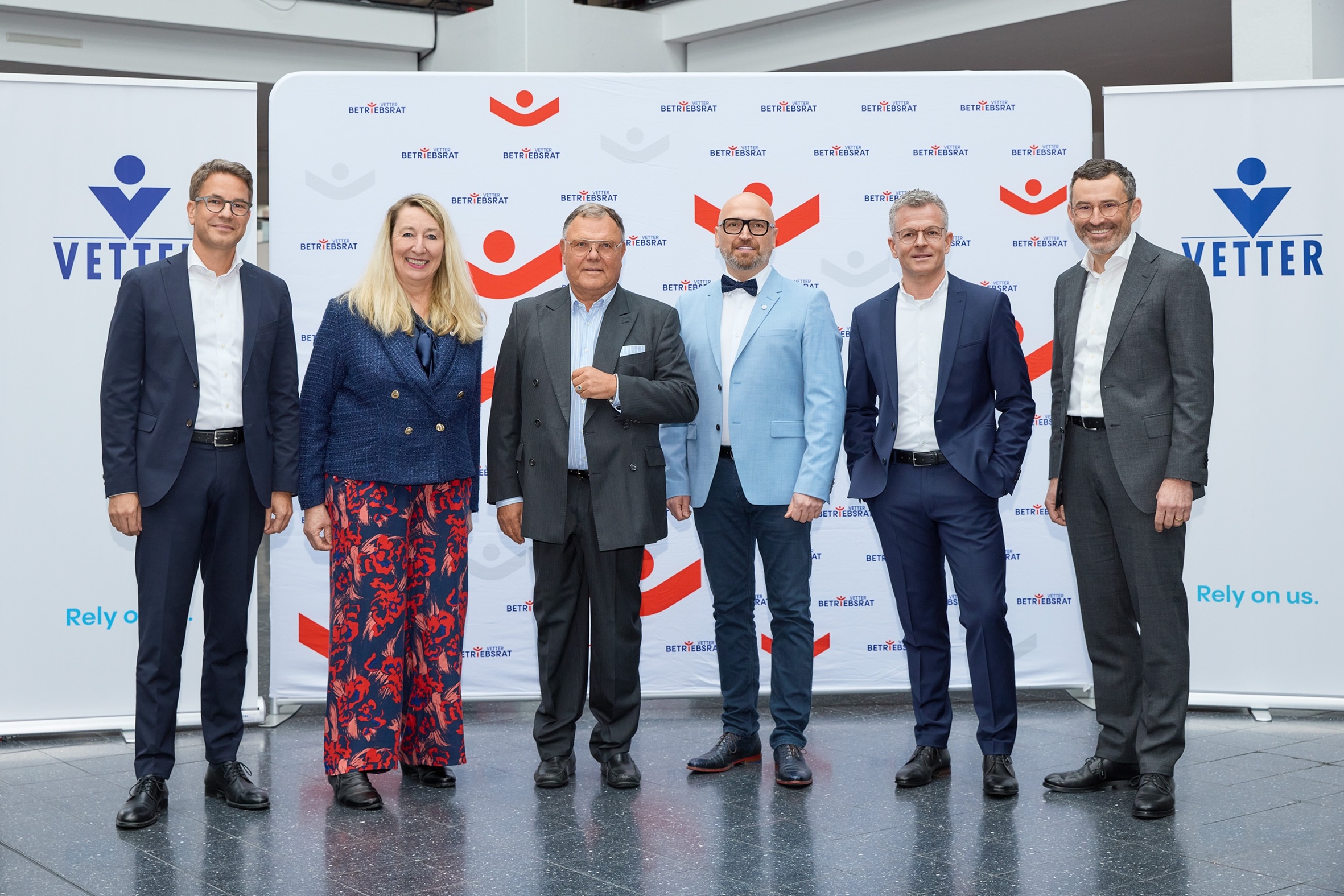 Vertreter der Inhaberfamilie, Geschäftsführung und Betriebsrat bei der Betriebsversammlung 2026 (Die Bildrechte liegen bei dem Verfasser der Mitteilung.)