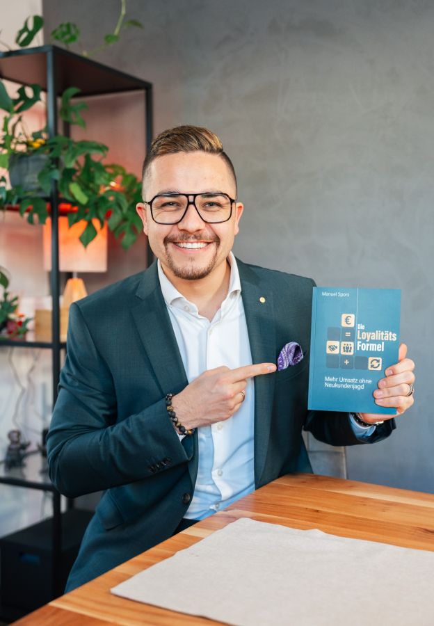 Manuel Spors mit Buch (© Manuel Spors)