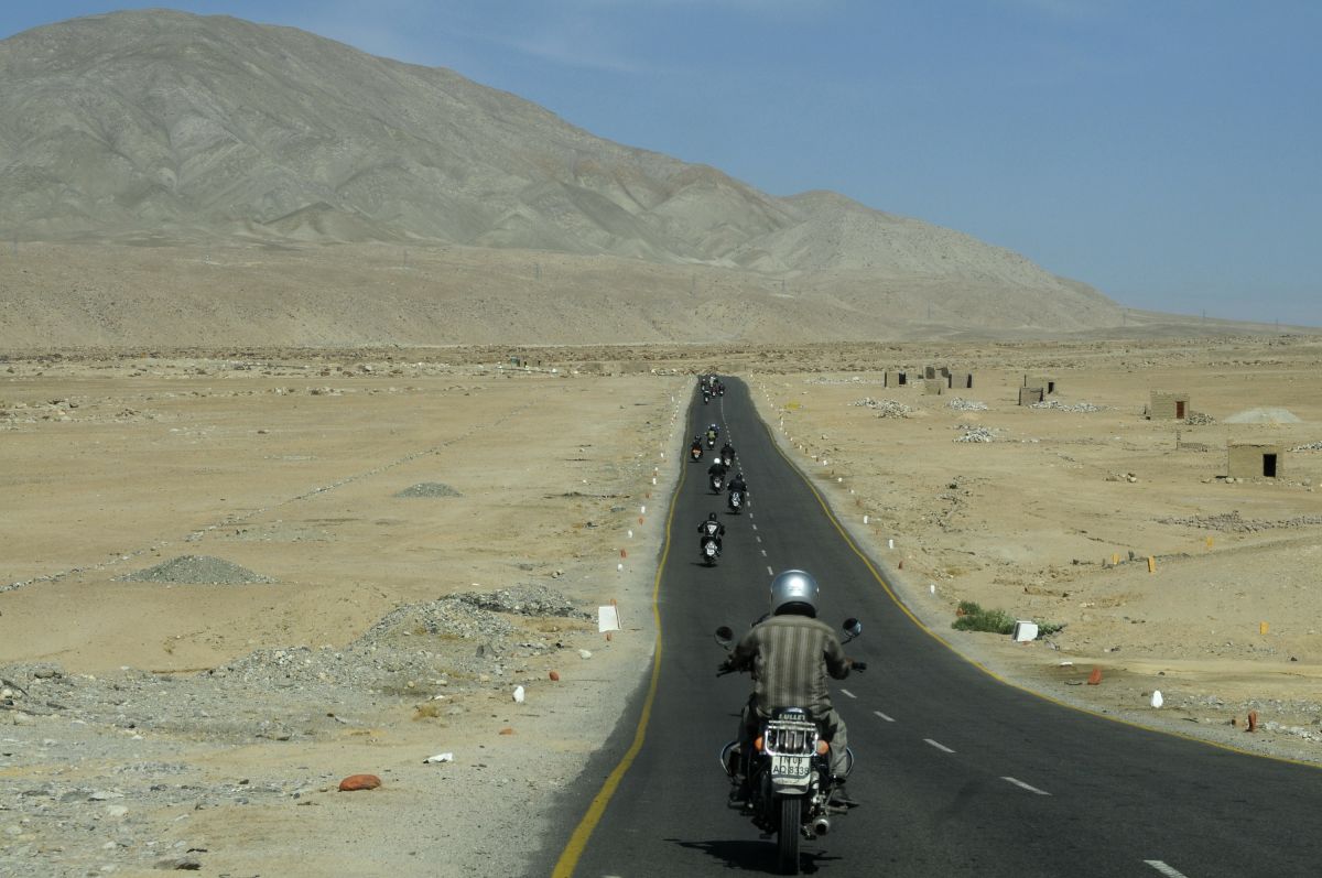 Motorradgruppe auf einsamer Hochgebirgsstraße im indischen Himalaja (© Günter Schiele)