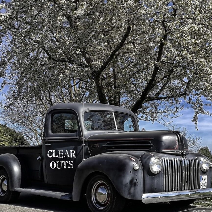 Clear Outs Truck mit Clear Outs Logo (© Nathalie Maier)