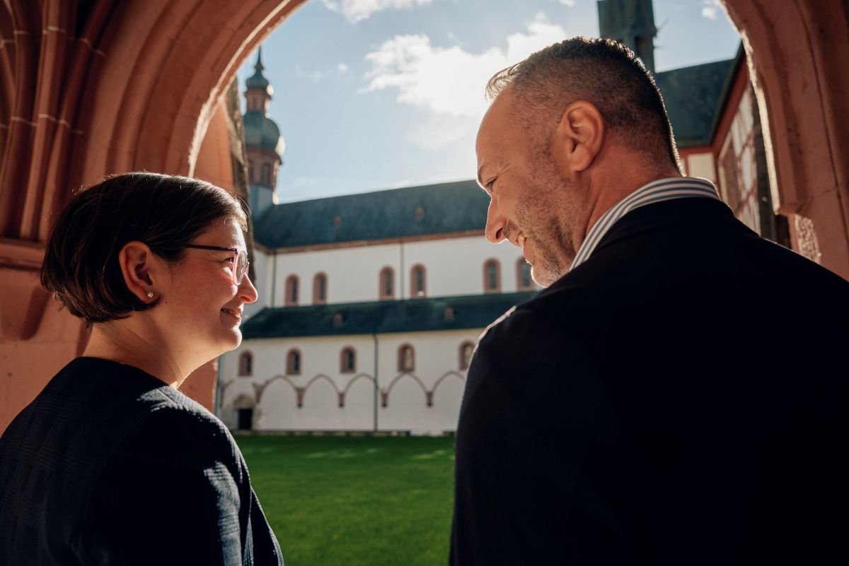 Weingutsgeschäftsführerin Christine Müller und Stiftungsvorstandsvorsitzender Julius Wagner (© Peter Bender)