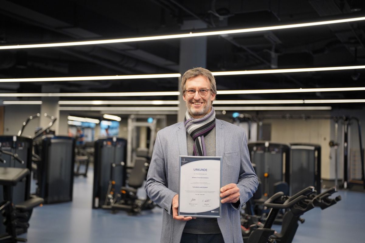 Alexander Schmid, Teamleiter BGM bei SCOS, mit der Auszeichnung 