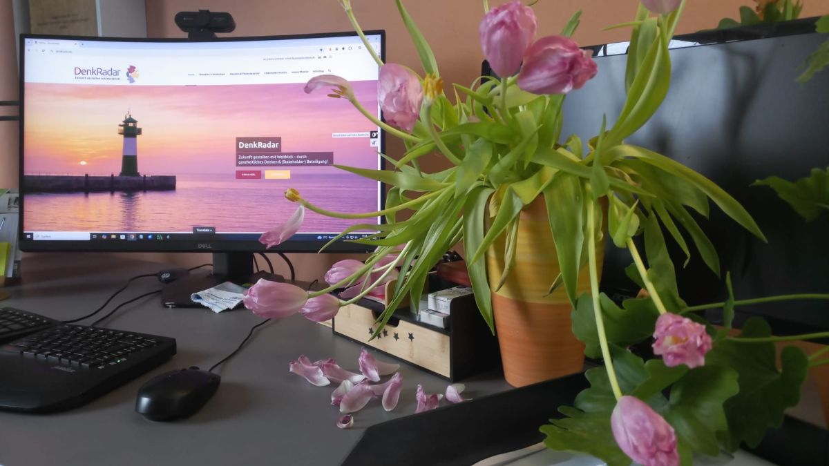 Die DenkRadar Website auf dem Bildschirm - zufällig farblich passend zur Tulpen-Invasion auf Braun-S (© Susanne Braun-Speck)