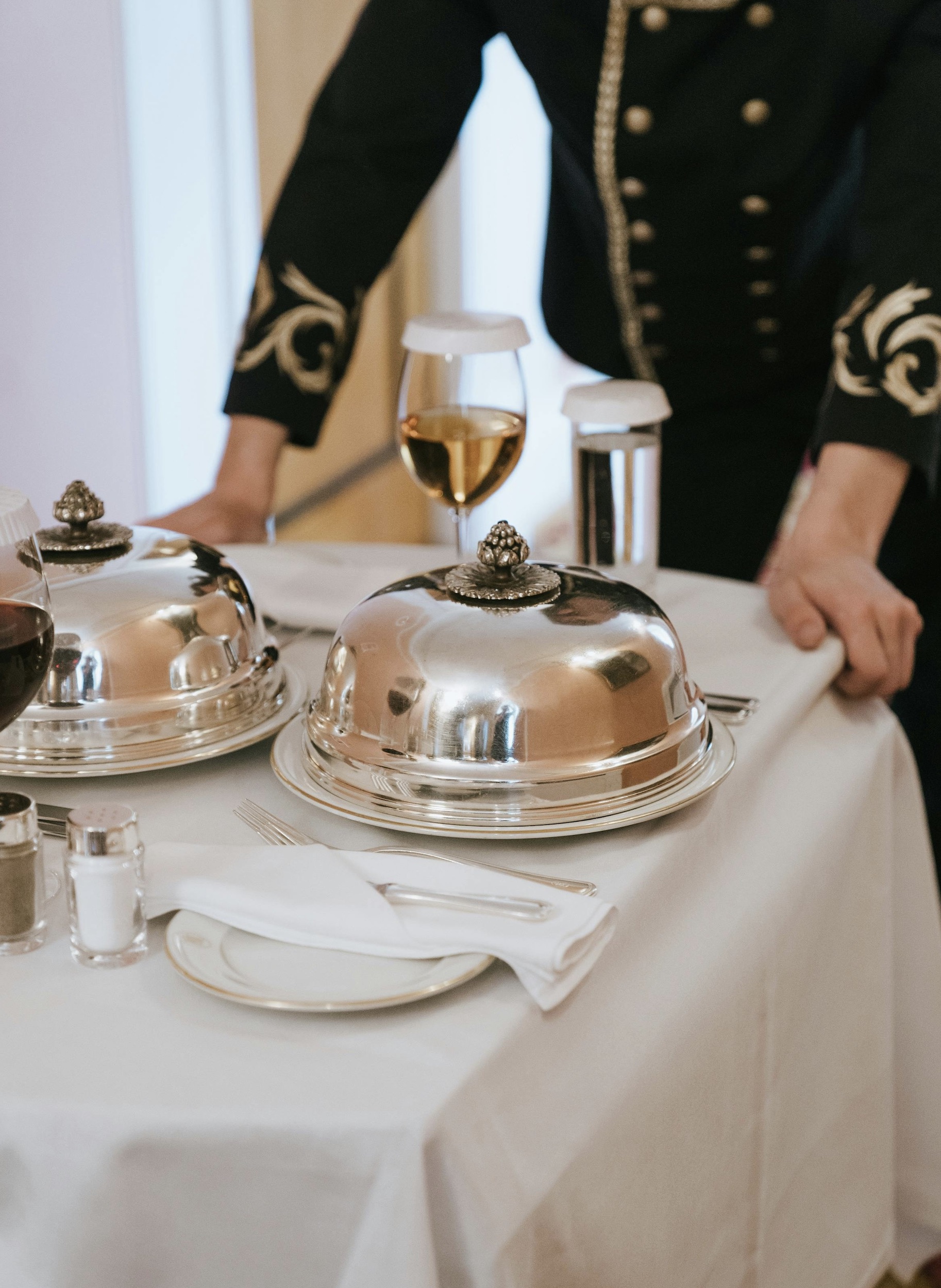 Foto von cottonbro studio: https://www.pexels.com/de-de/foto/kellner-halt-tisch-5371552/ (Die Bildrechte liegen bei dem Verfasser der Mitteilung.)