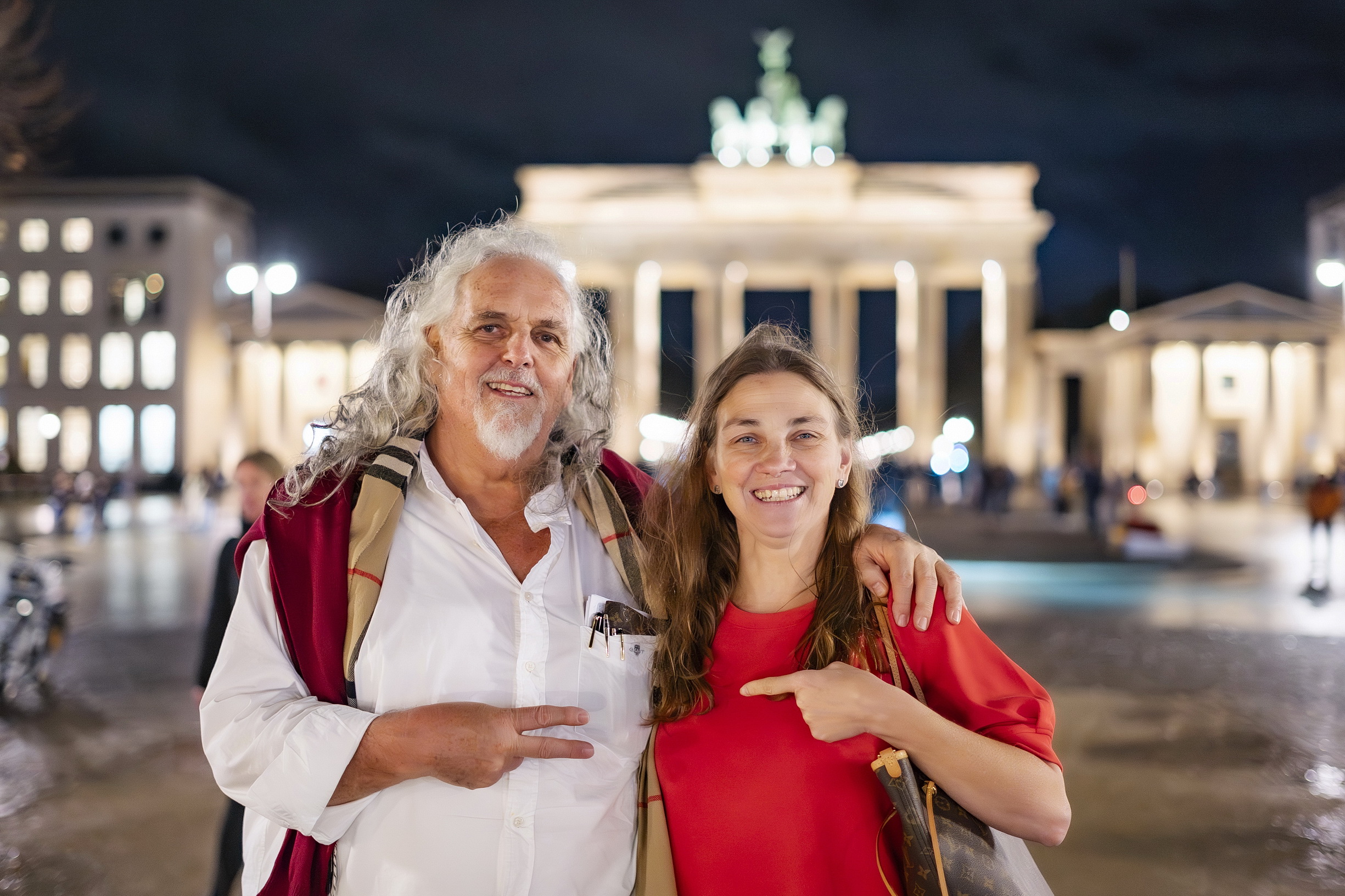 Dr. med. Ivonne Mackert& Ernst Crameri vor dem Brandenburger Tor (Die Bildrechte liegen bei dem Verfasser der Mitteilung.)