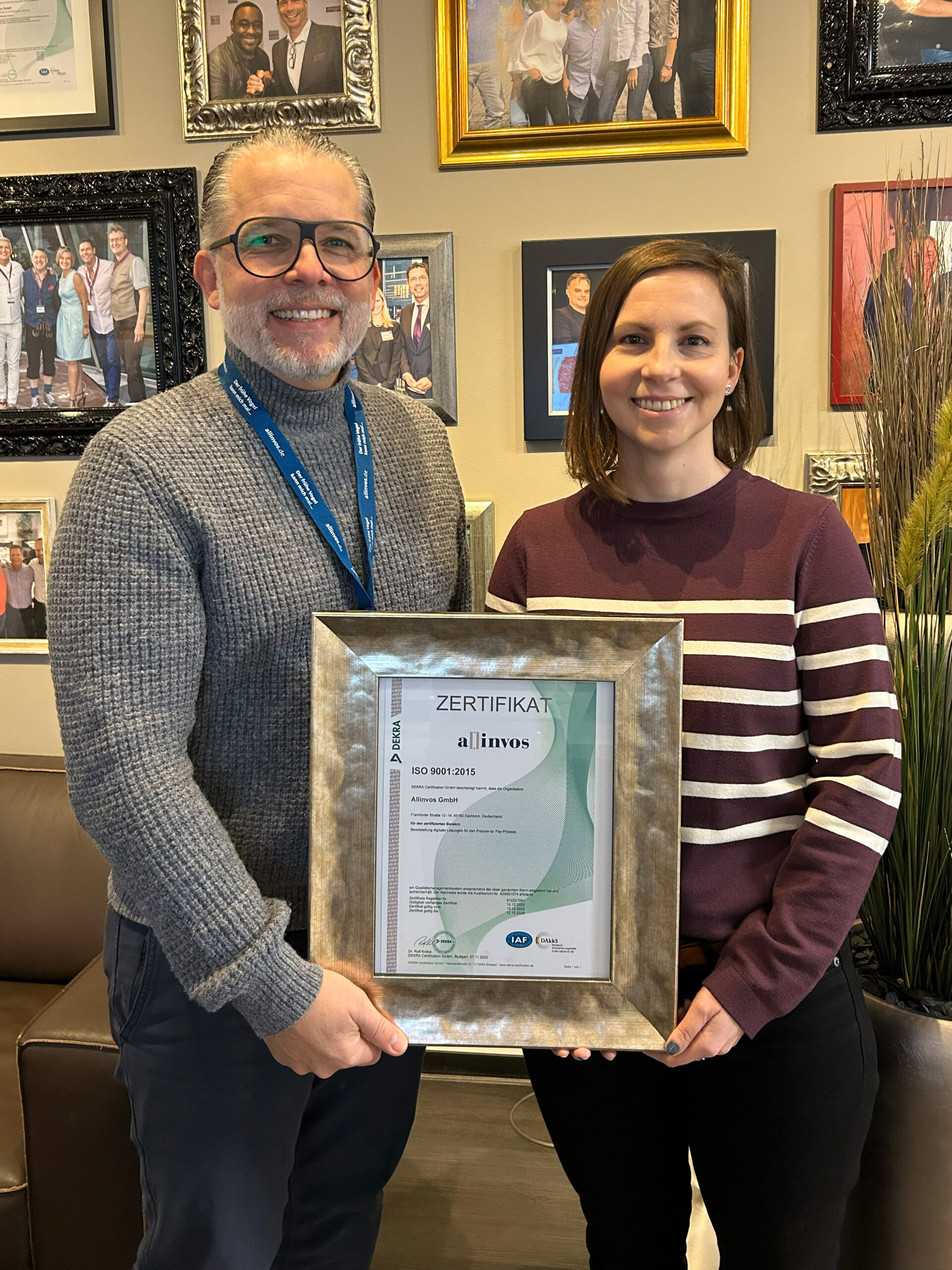 allinvos erfolgreich rezertifiziert: Sascha de Clerque (CEO allinvos) und Tünde Kosa (Mager TQM) freuen sich über die erfolgreiche