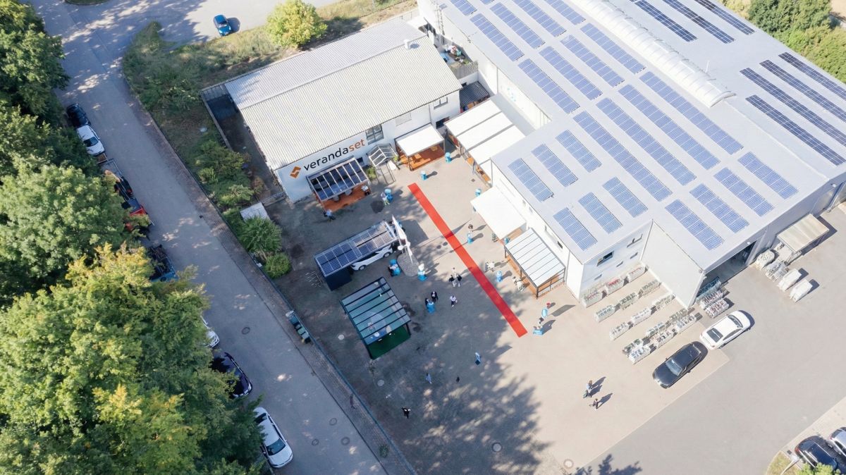 Blick auf den Open-Air Showroom für Glasschiebewände und Terrassenüberdachungen. (© Pinienmedia)