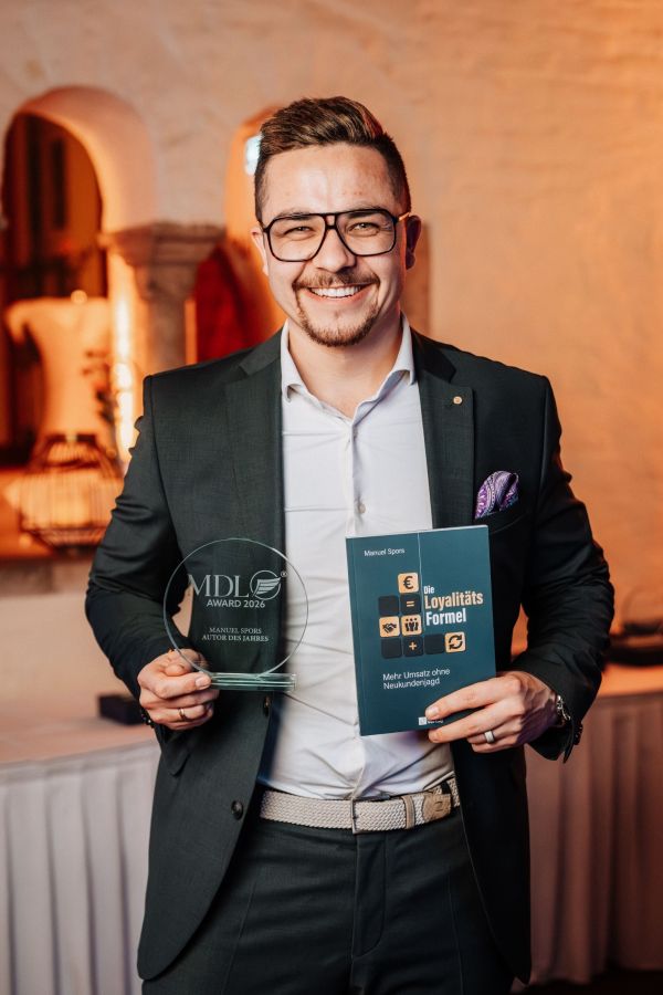 Manuel Spors mit seinem Buch und dem Award (© DanielRuff)