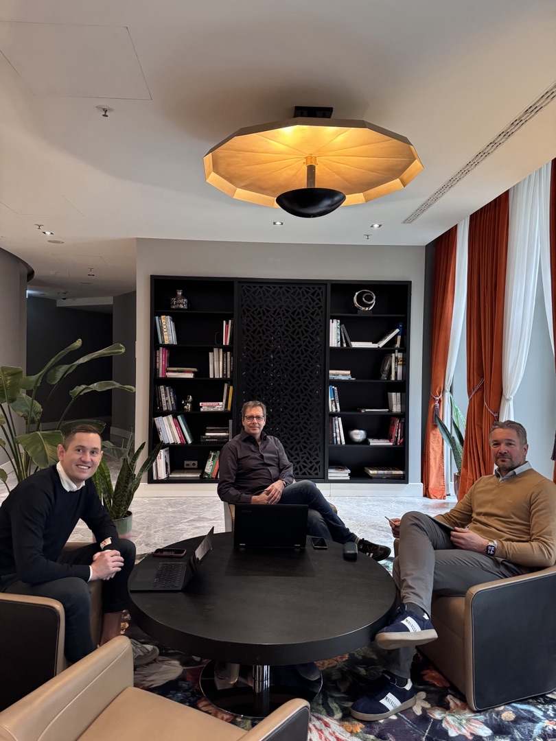 Fritz Röhrenbeck (l.) mit den HYPOFACT-Vorständen Matthias Rother (m.) und Rico Schäfer (r.) (Die Bildrechte liegen bei dem Verfasser der Mitteilung.)