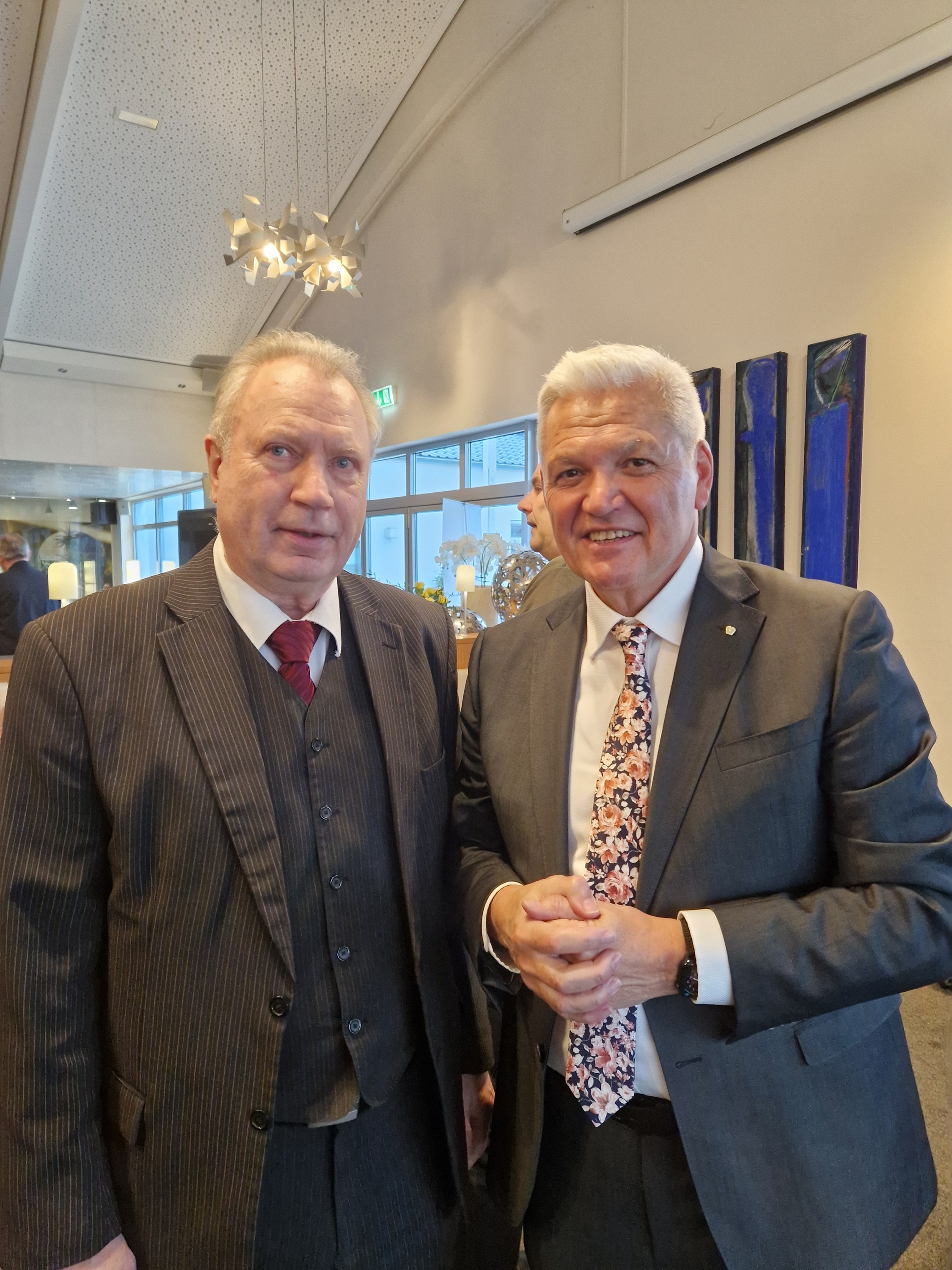 Foto v.l.n.r.: Dr. Heinz Leymann, Hubert Hüppe BU: IfKom