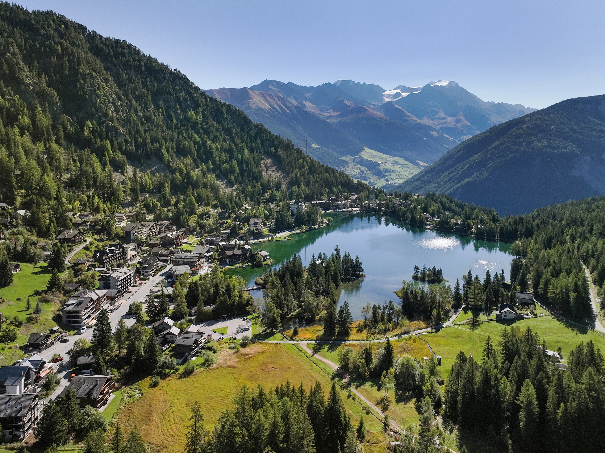 Blick auf Champex-Lac im Kanton Wallis, Schweiz ©Interhome | HHD AG