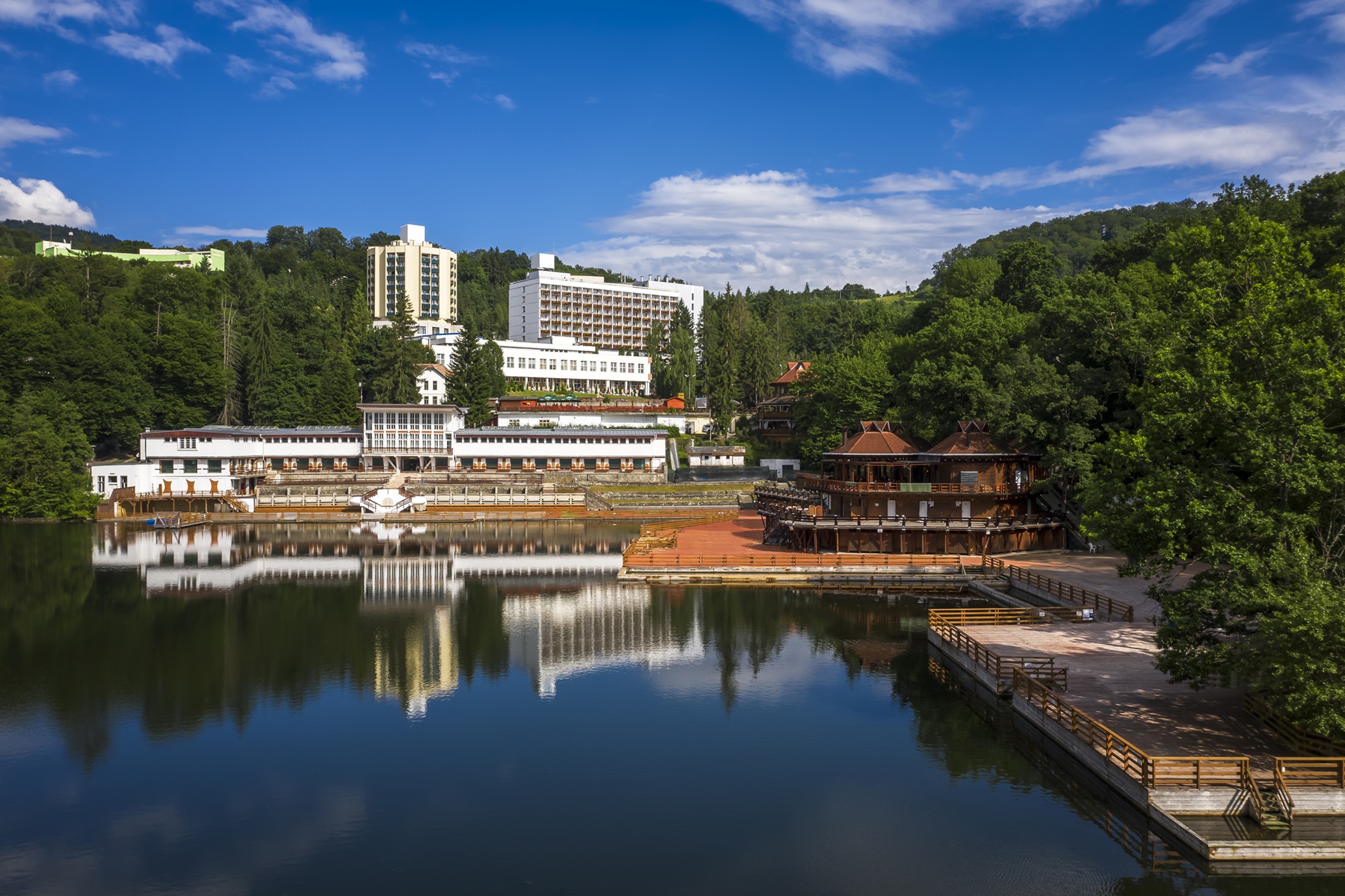 Heilsame Idylle: die Ensana Hotels am Bärensee in Sovata, Rumänien. (Die Bildrechte liegen bei dem Verfasser der Mitteilung.)