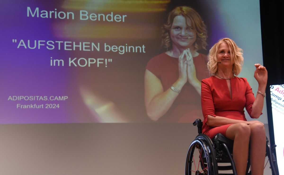 Rednerin Marion Bender: Aufstehen beginnt im Kopf! (© Marion Bender)