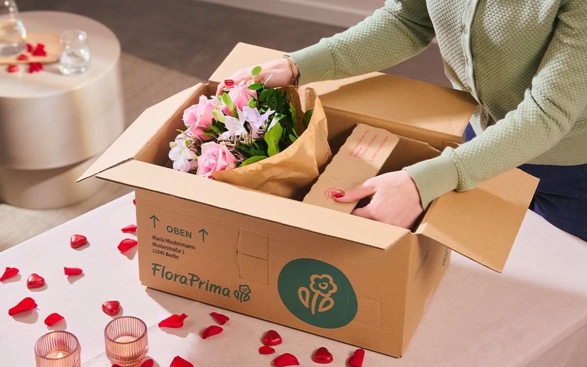 Hier wohnen die Romantiker - Blumen verschicken mit FloraPrima (© KI generiert)