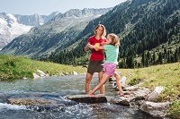 Wanderpause am Bergbach im Sommer