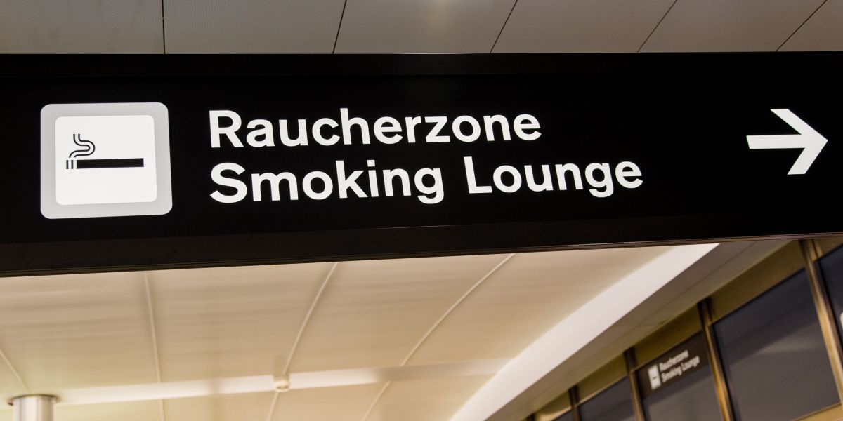 Ausgewiesener Raucherbereich in einem Flughafen (© Euromate/ iStock Getty Images )