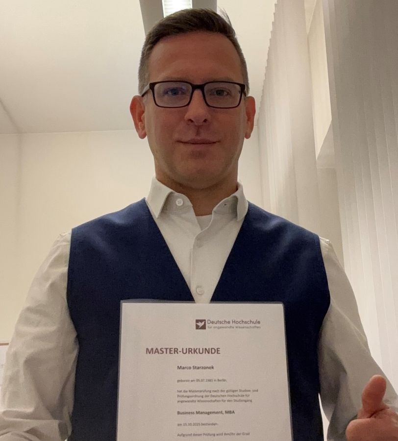 Marco Starzonek trägt nun den MBA-Titel. (© DHAW)