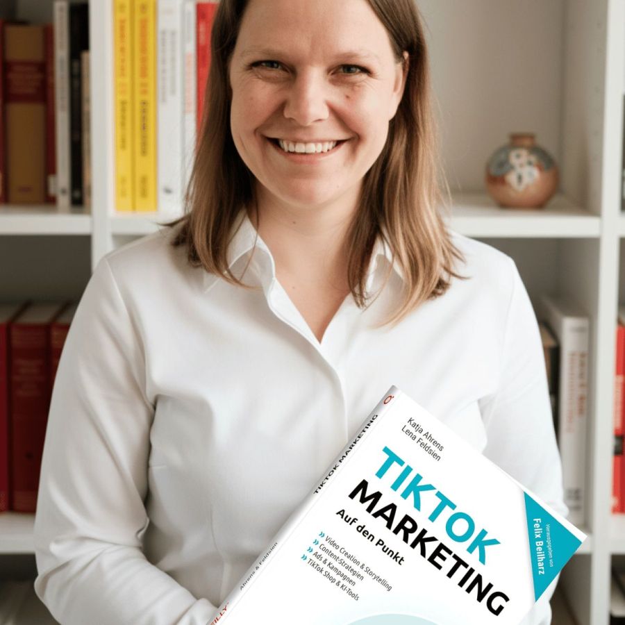 Autorin Katja Ahrens mit dem Fachbuch TikTok Marketing auf den Punkt in der Hand (© Katja Ahrens)