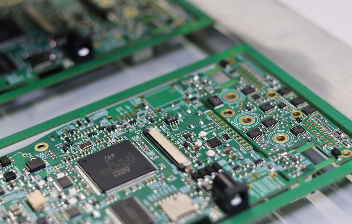 Bestückte Leiterplatte aus der Elektronikfertigung von DOMMEL (Bildquelle: DOMMEL)